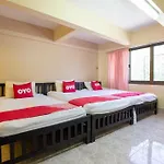 OYO 75372 Flight Hut Hotel