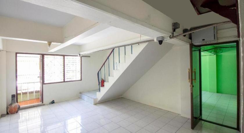 Hotel Oyo 75372 Flight Hut