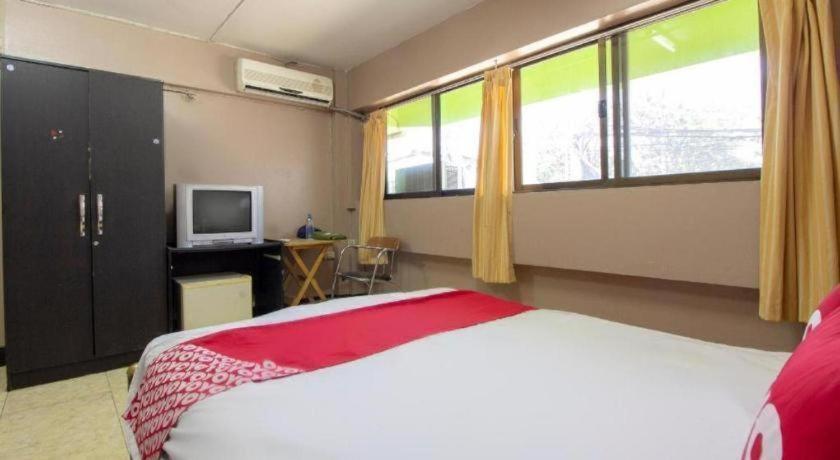 Oyo 75372 Flight Hut 2*