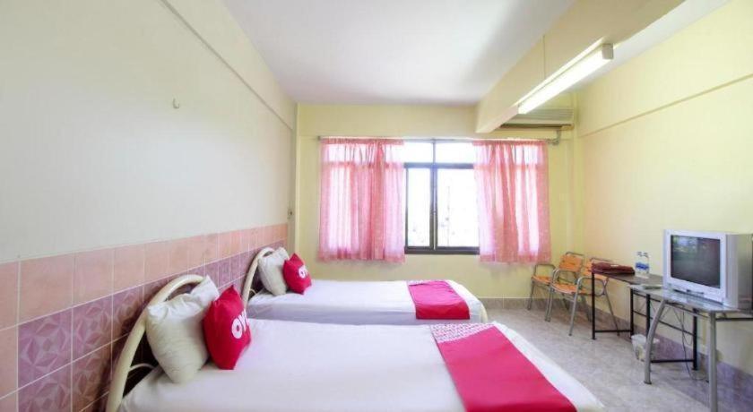 Hotel Oyo 75372 Flight Hut